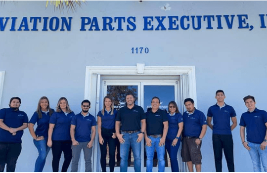 تنفيذي قطع غيار يشرف على مخزون قطع الغيار